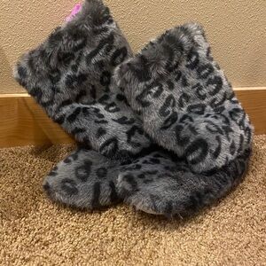 Gray Leopard Print Faux Fur slippers